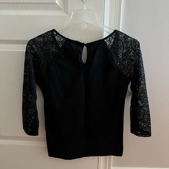 Black top with floral print on sleeves - Picture 1 of 2